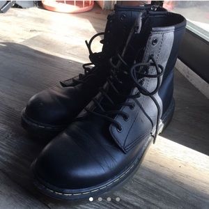 Dr Martens Black 8 eye boot